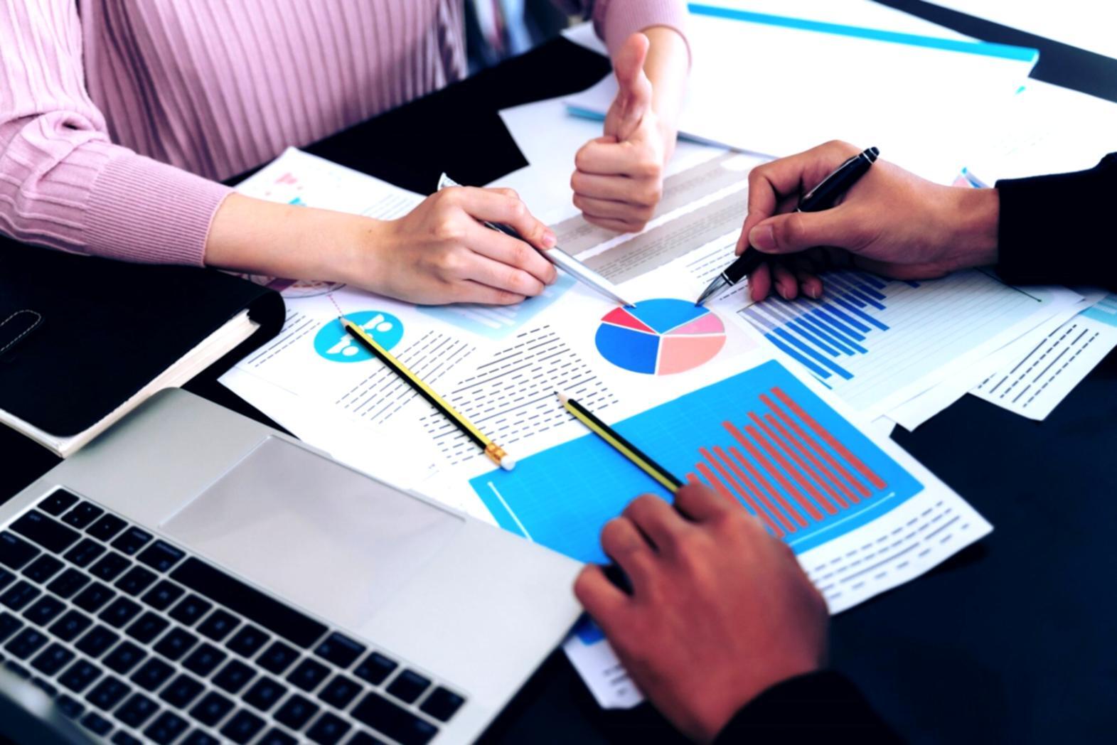 Bureau d'analyse financière avec graphiques et documents de recherche